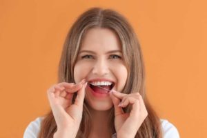 ¿Cómo se usa el hilo dental?